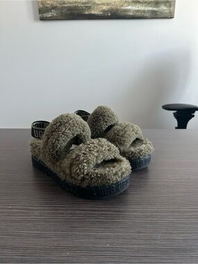UGG Fluff Sandal in Olive Green